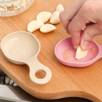 Spoon Shape Garlic Presses Grater Kitchen Tool Ginger Garlic Mills Shredder Grinder Grinding Spice Grater Finger Protector *1pc